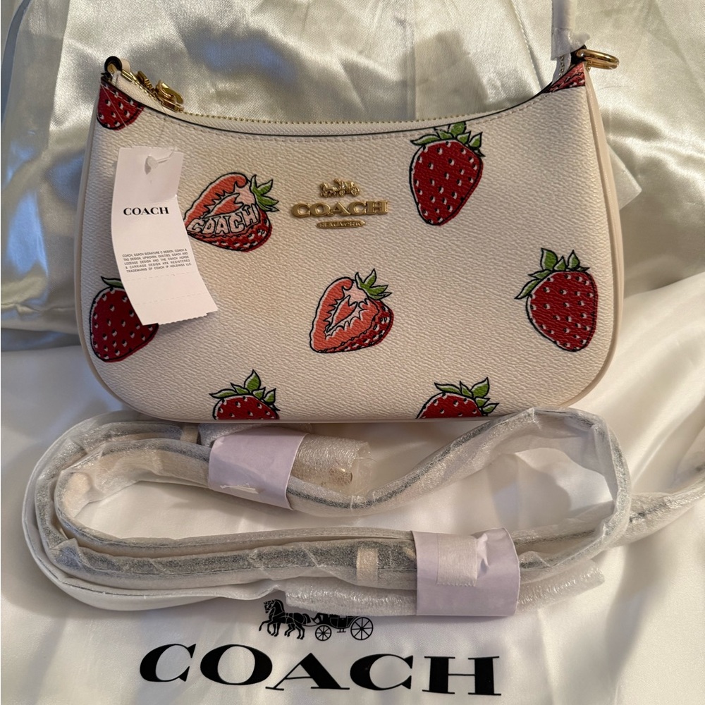 🍓Coach NWT Teri Cream Strawberry Print Shoulder Bag with gold hardware 🍓 - Picture 2 of 5